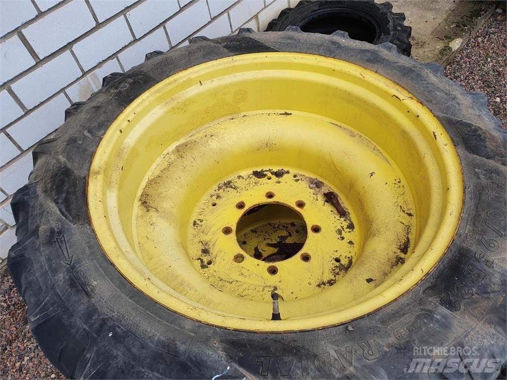 Kleber 270/95R32 Gume, kolesa in platišča