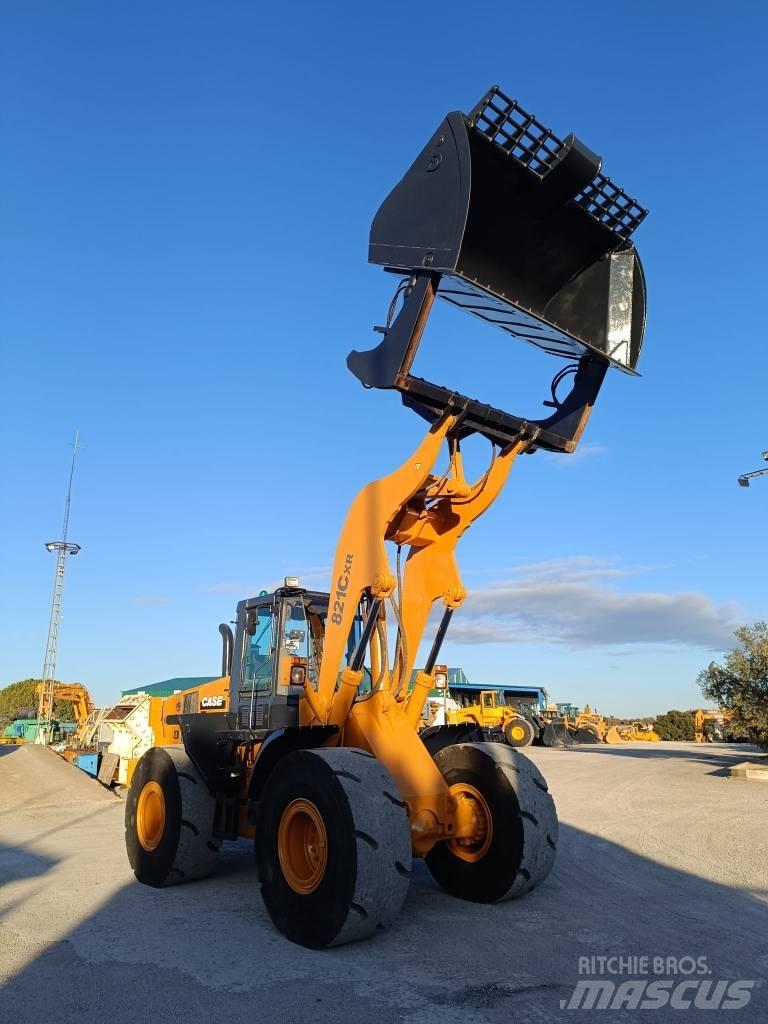 CASE 821C XR Kolesni nakladalci