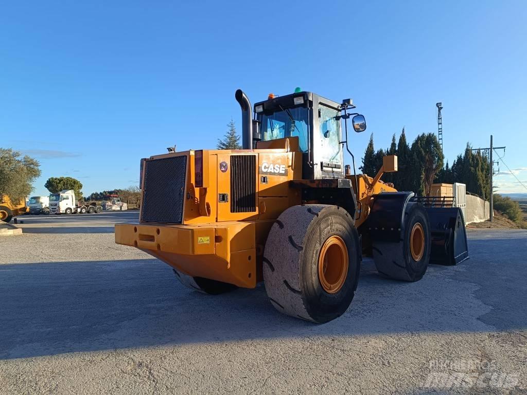 CASE 821C XR Kolesni nakladalci
