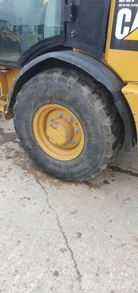 CAT 906M Kolesni nakladalci