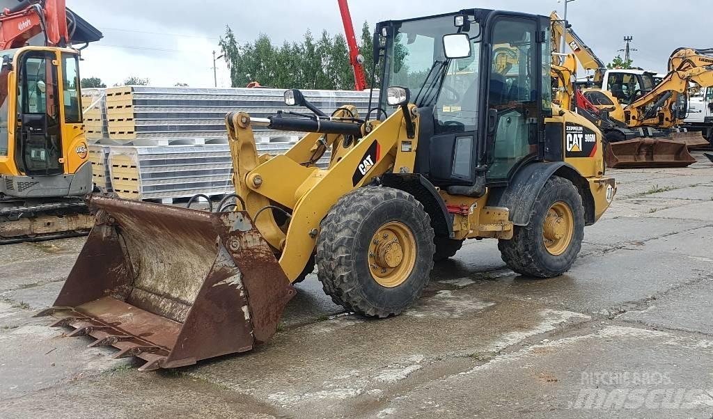 CAT 906M Kolesni nakladalci
