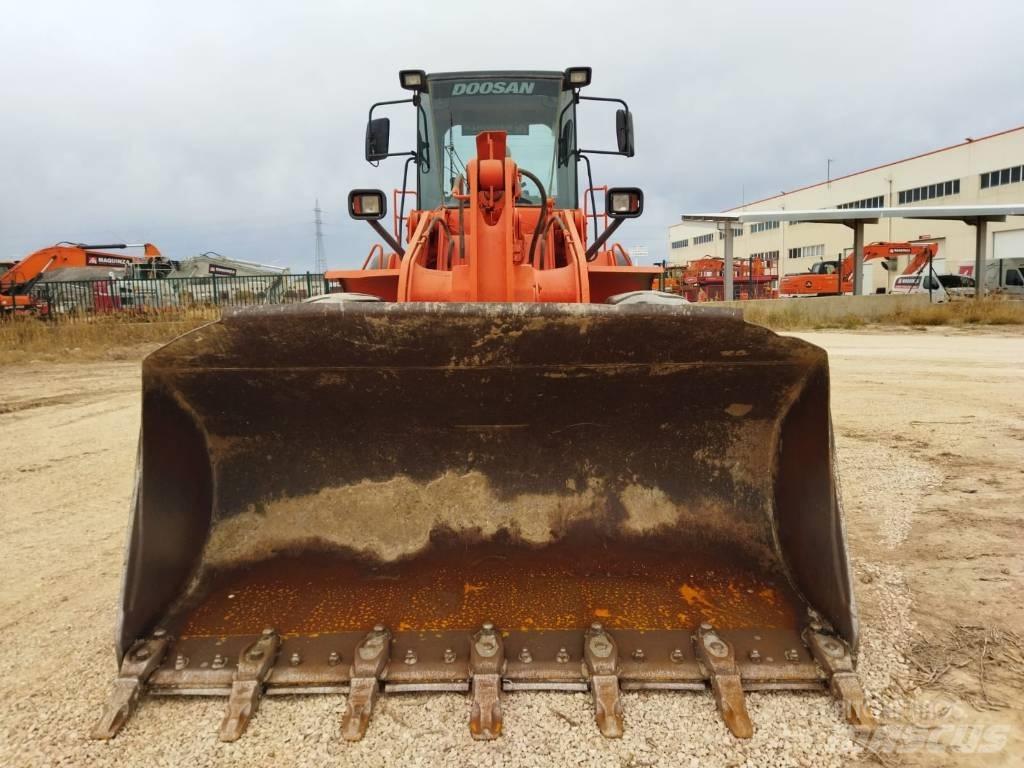 Doosan DL 300 Kolesni nakladalci