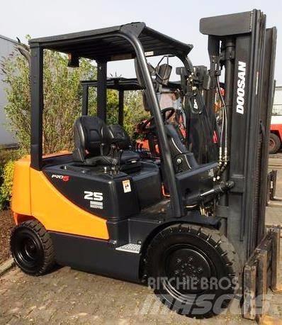 Doosan D25S-5 Dizelski viličarji