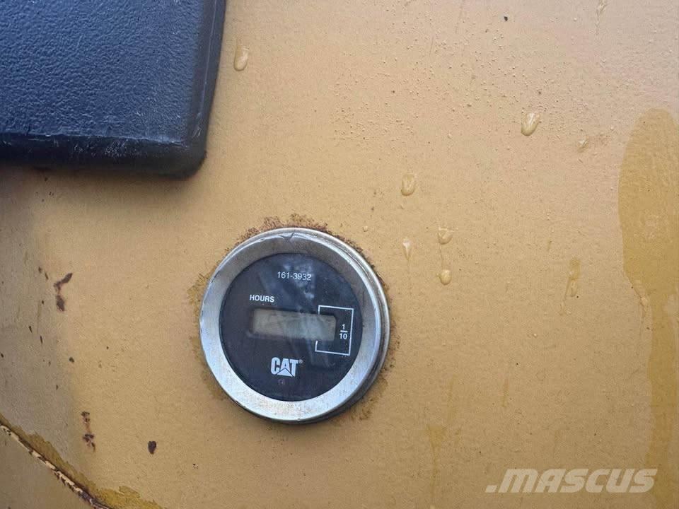 CAT D 3 G LGP Buldožerji goseničarji