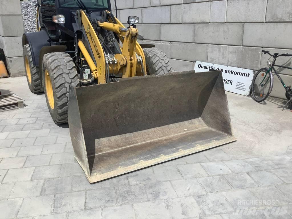 Komatsu WA100M-8 Kolesni nakladalci