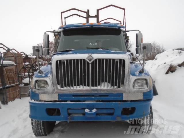 International 4600 Tovornjaki s kesonom/platojem