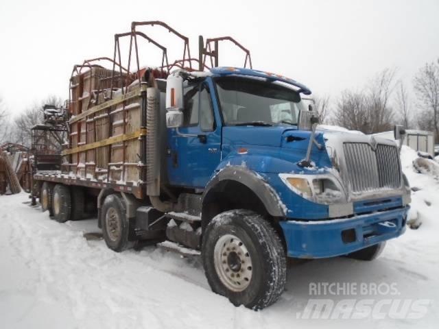 International 4600 Tovornjaki s kesonom/platojem