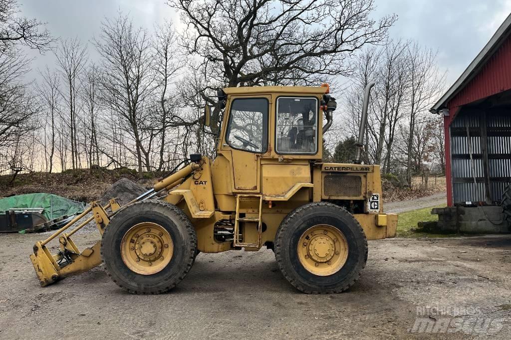 CAT 910 Kolesni nakladalci