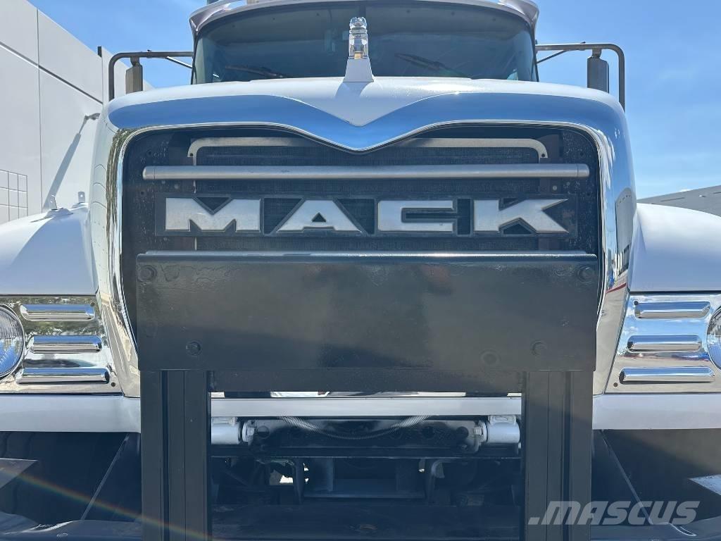 Mack CV 713 Razstavljivi tovornjaki z žičnimi dvigali