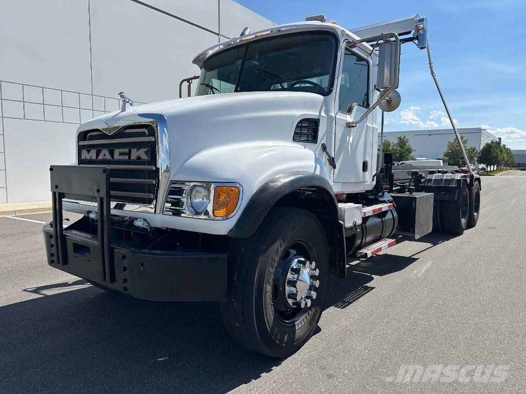 Mack CV 713 Razstavljivi tovornjaki z žičnimi dvigali
