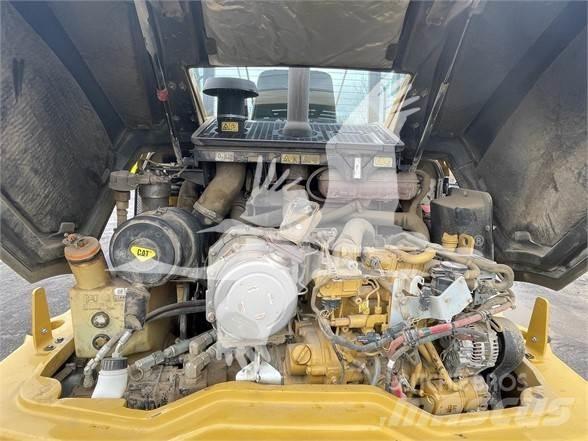 CAT 906M Kolesni nakladalci