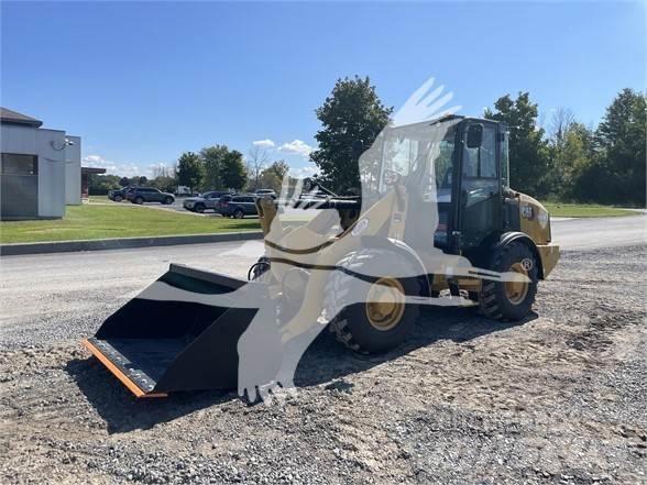 CAT 906M Kolesni nakladalci