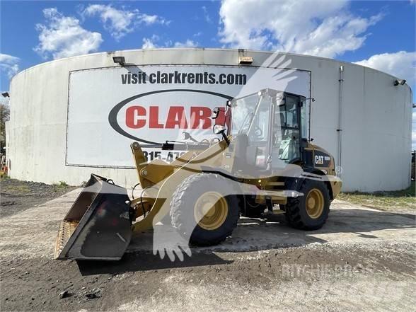 CAT 908M Kolesni nakladalci