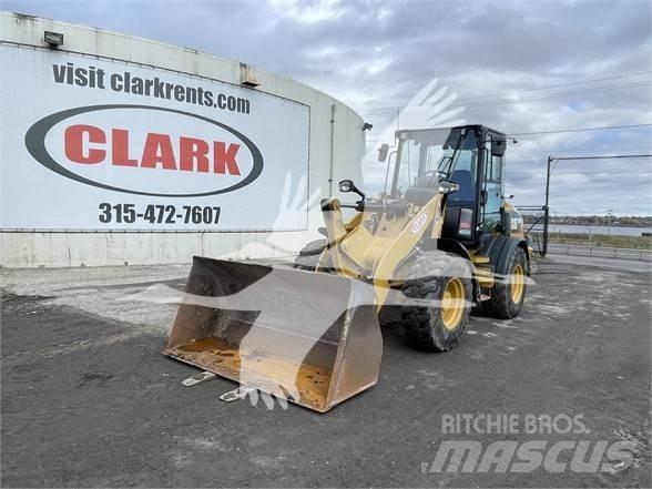 CAT 908M Kolesni nakladalci