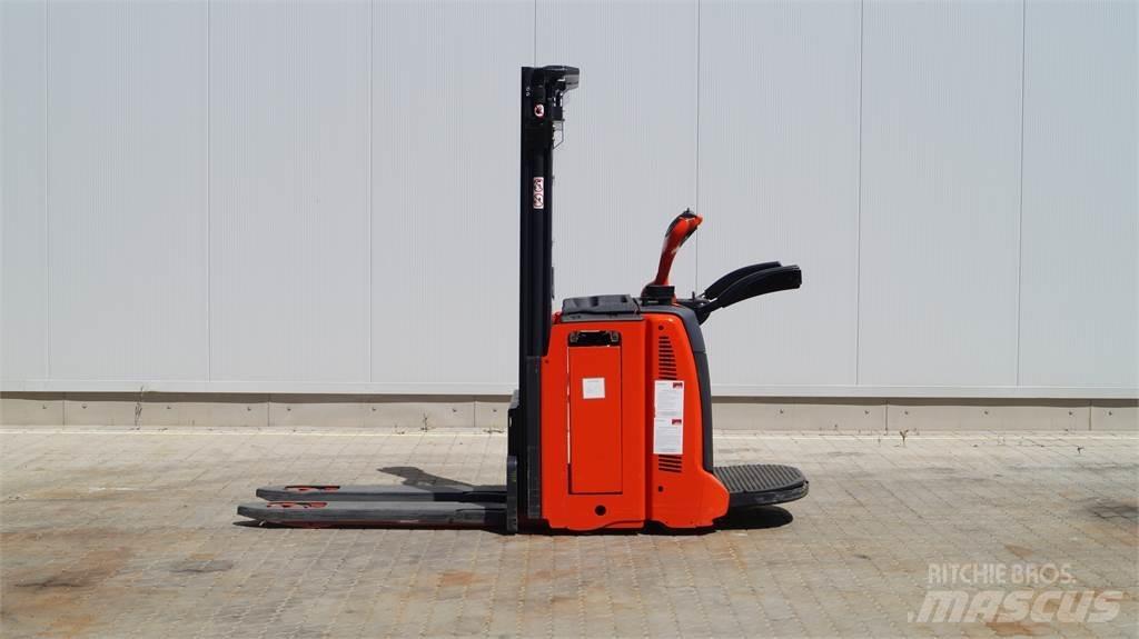 Linde D12AP Ročni električni viličar