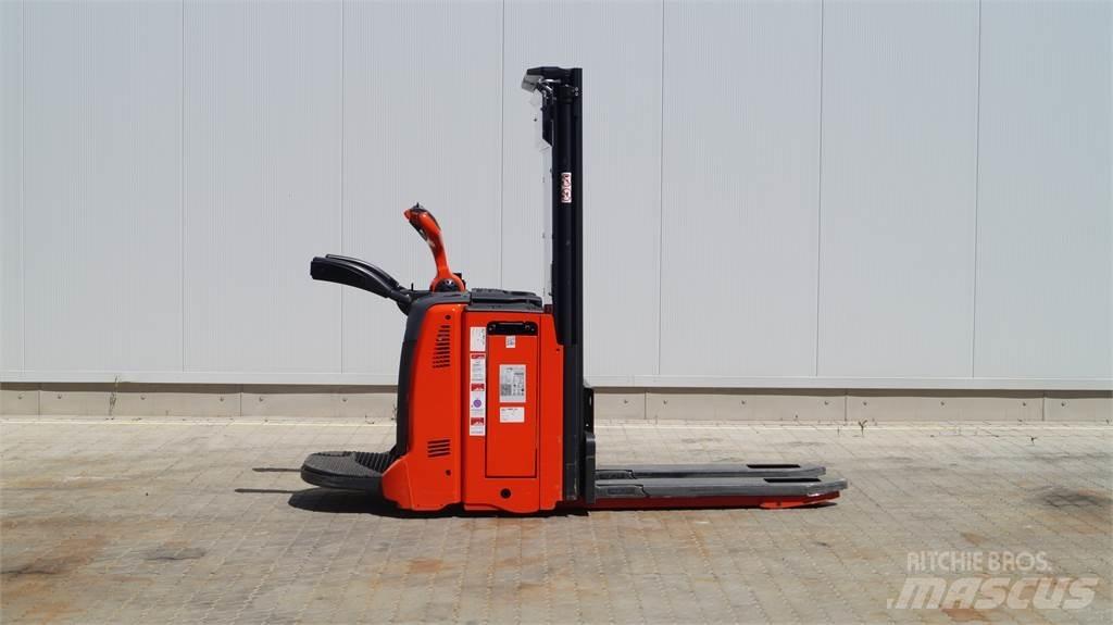 Linde D12AP Ročni električni viličar