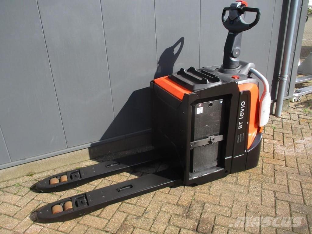 Toyota LPE200 Električni nizko dvižni viličar s stojiščem