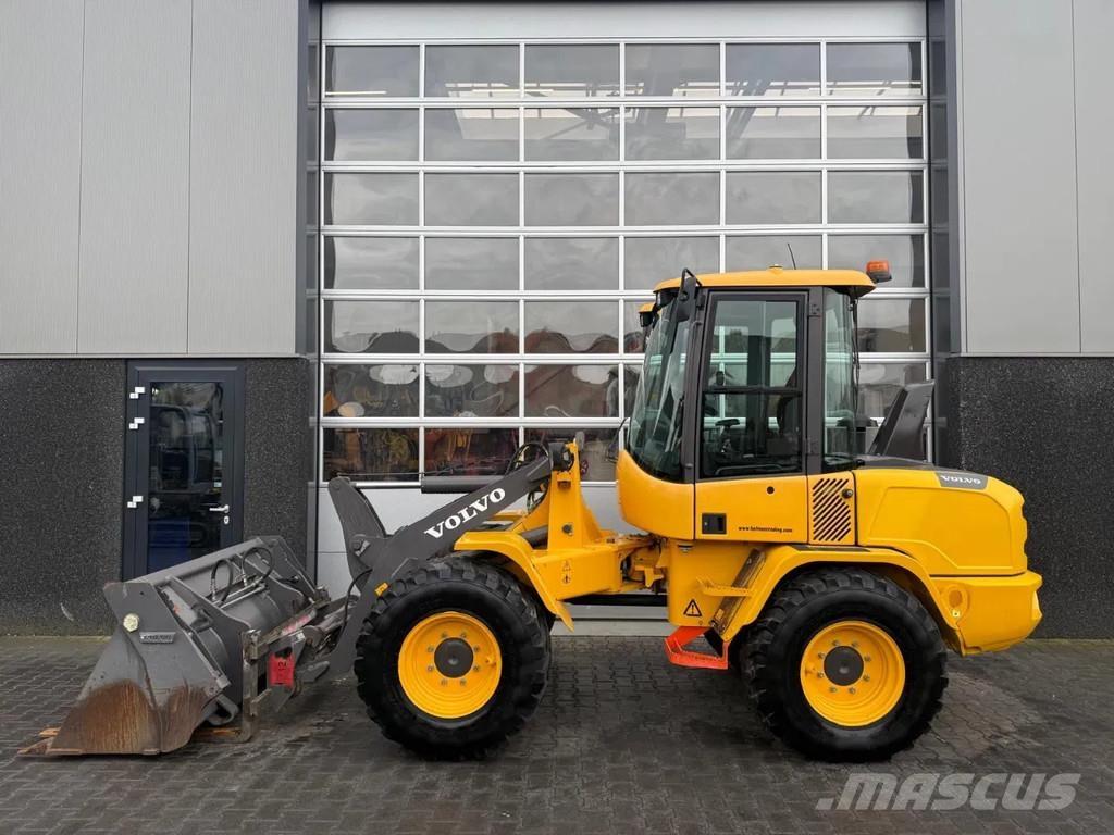 Volvo L30G Kolesni nakladalci