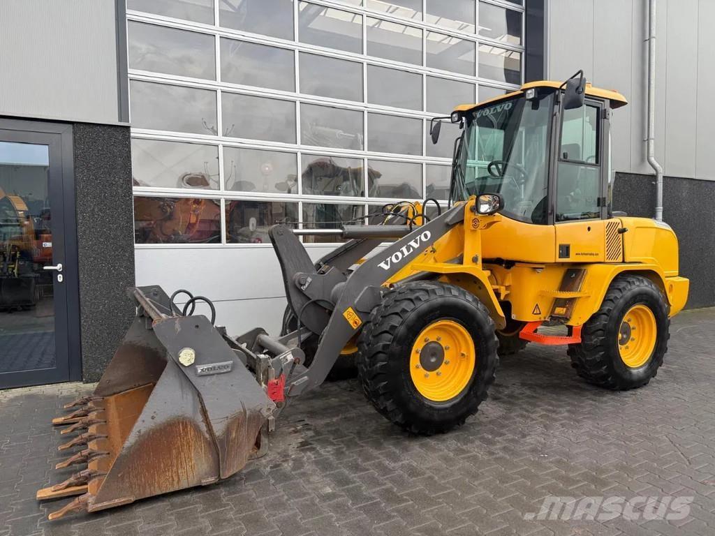 Volvo L30G Kolesni nakladalci