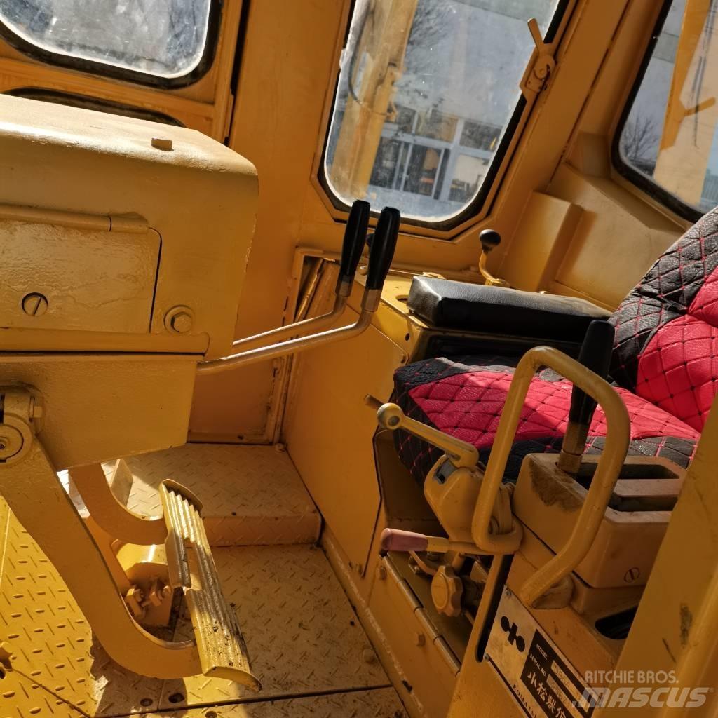 Komatsu D 85 Buldožerji goseničarji