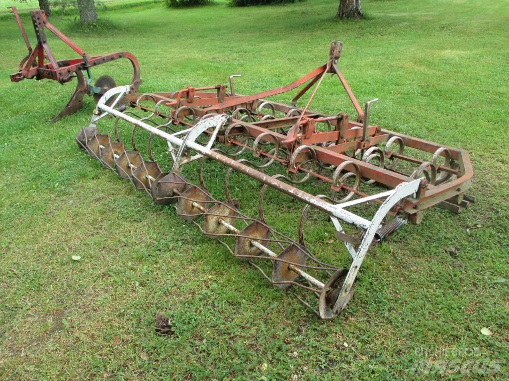 Massey Ferguson 590 Traktorji