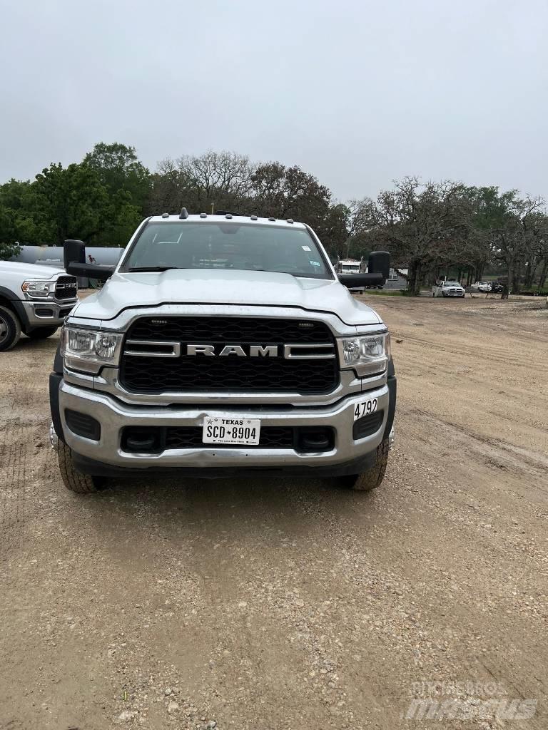 RAM 5500 Tovornjaki s kesonom/platojem