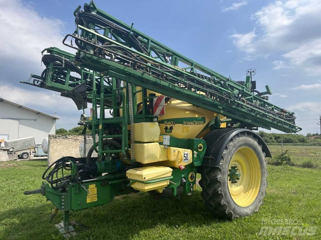 John Deere 840 i Vlečne škropilnice