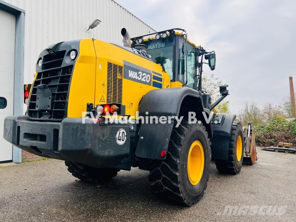 Komatsu WA320 Kolesni nakladalci