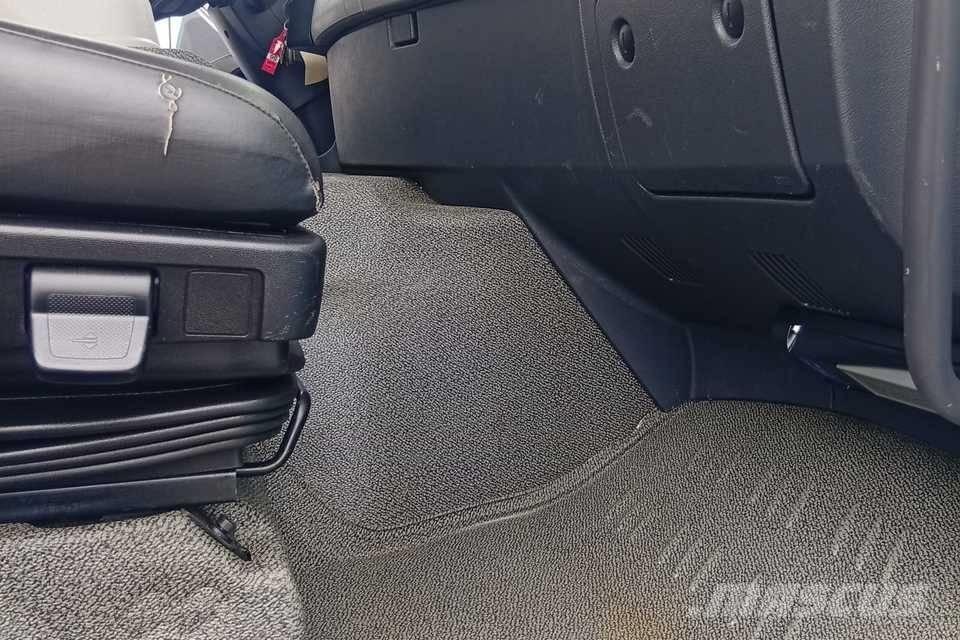 Renault C 320 Tovornjaki s kesonom/platojem