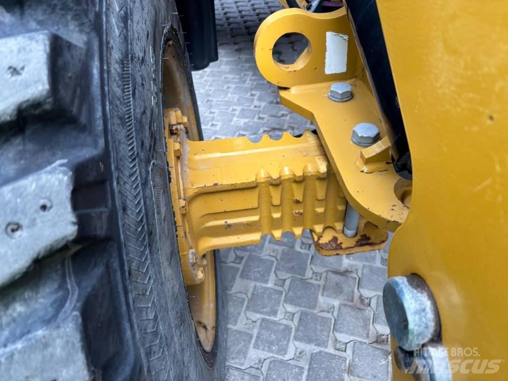 CAT 908 M Kolesni nakladalci