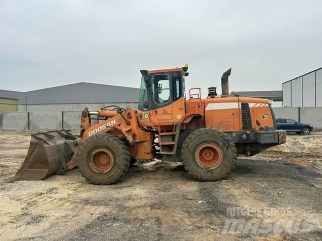 Doosan DL 300 Kolesni nakladalci