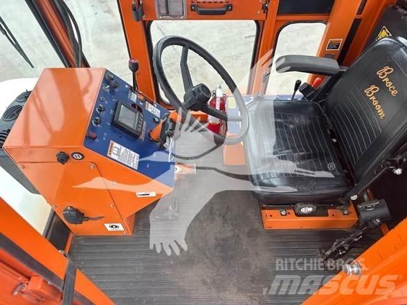 Broce RCT350 Cestni pometači