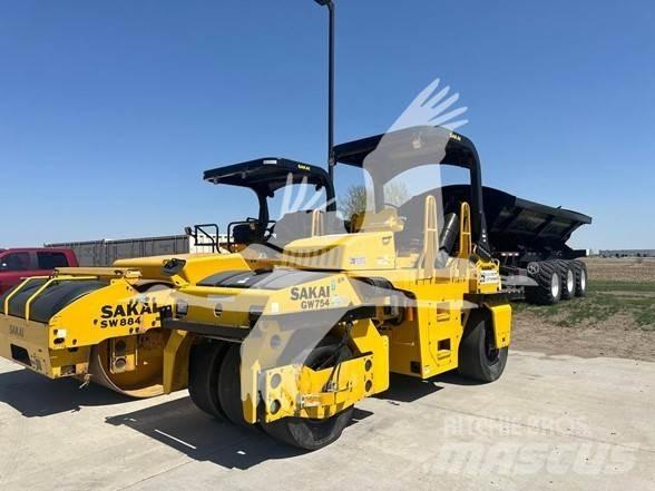 Sakai GW754 Kolesni valjarji s pnevmatikami