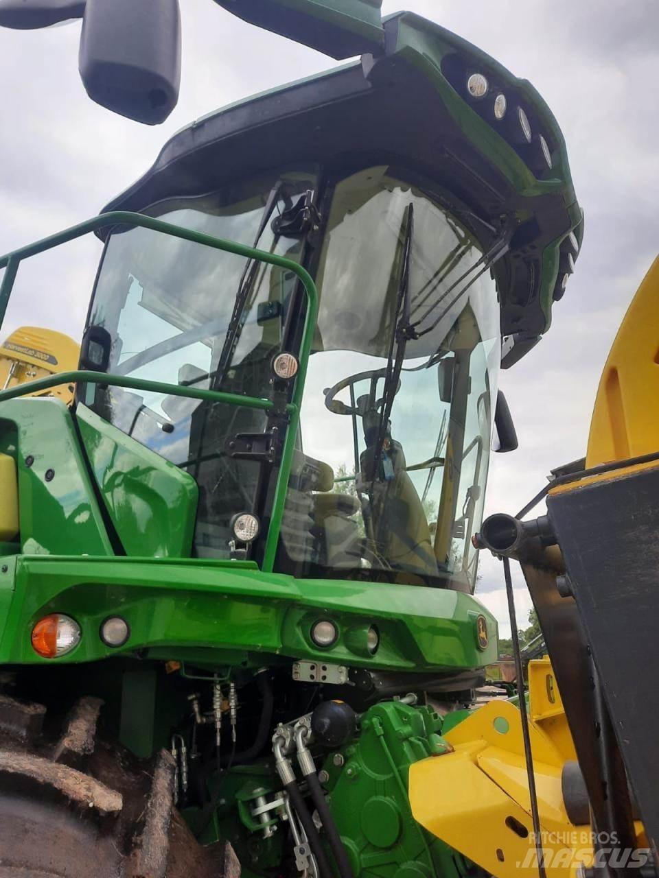 John Deere 8200 i Stroji za krmo na lastni pogon