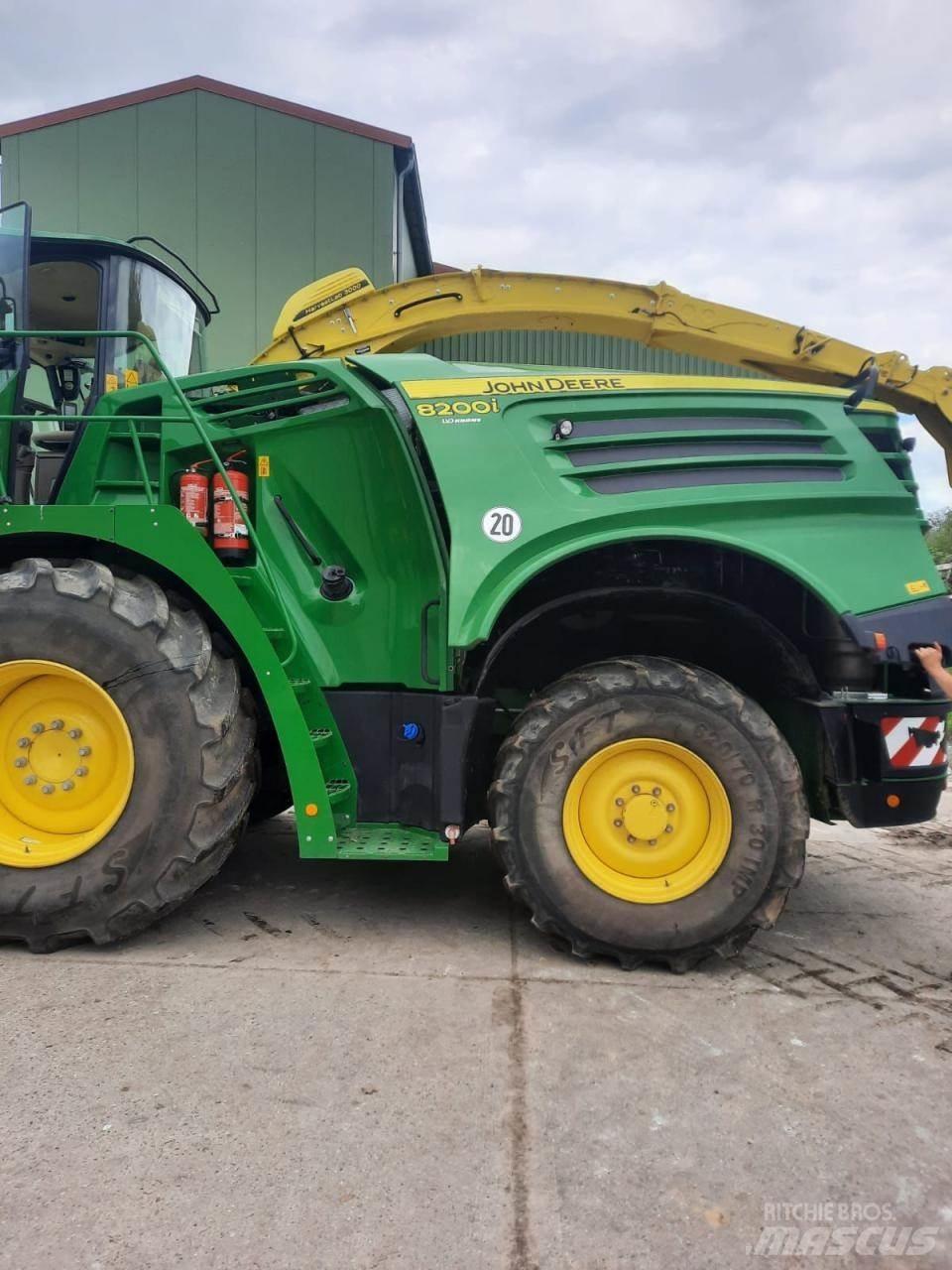 John Deere 8200 i Stroji za krmo na lastni pogon