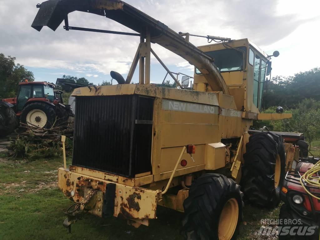 New Holland 2305 Stroji za krmo na lastni pogon