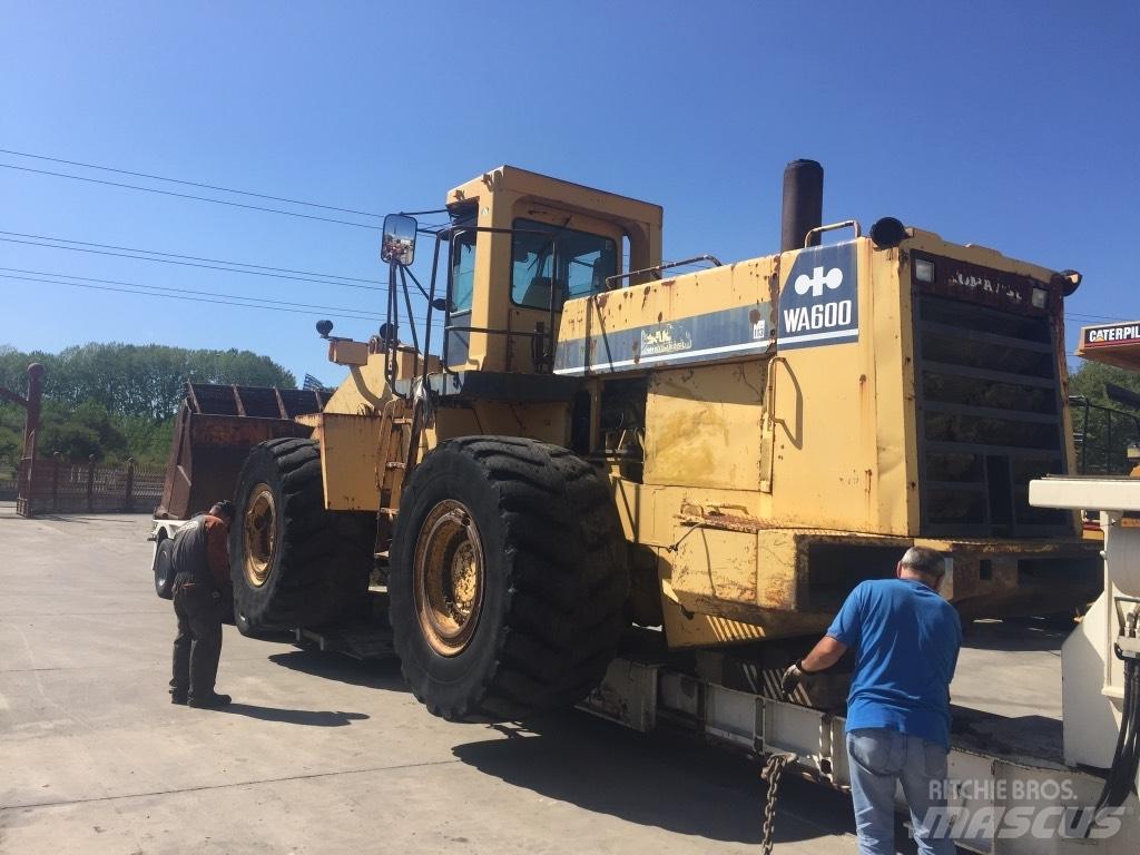 Komatsu WA600-1 Kolesni nakladalci