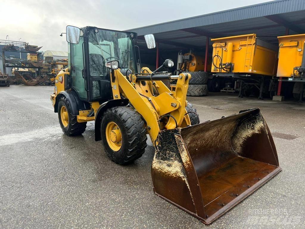 CAT 906M Kolesni nakladalci