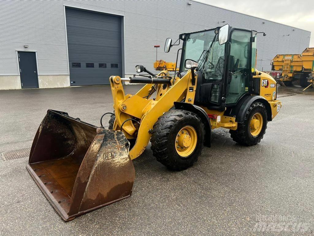 CAT 906M Kolesni nakladalci