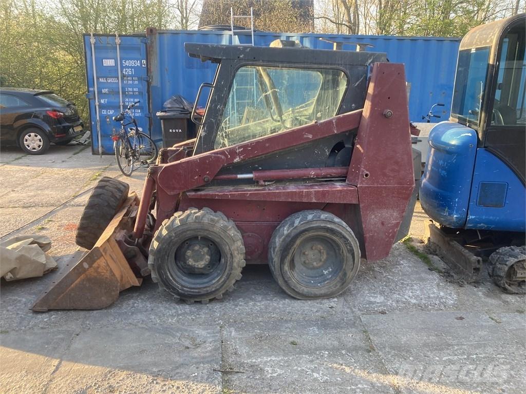 CASE 1840 Skid steer mini nakladalci