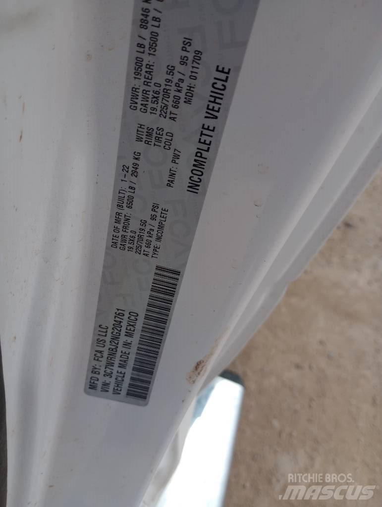 RAM 5500 Tovornjaki s kesonom/platojem