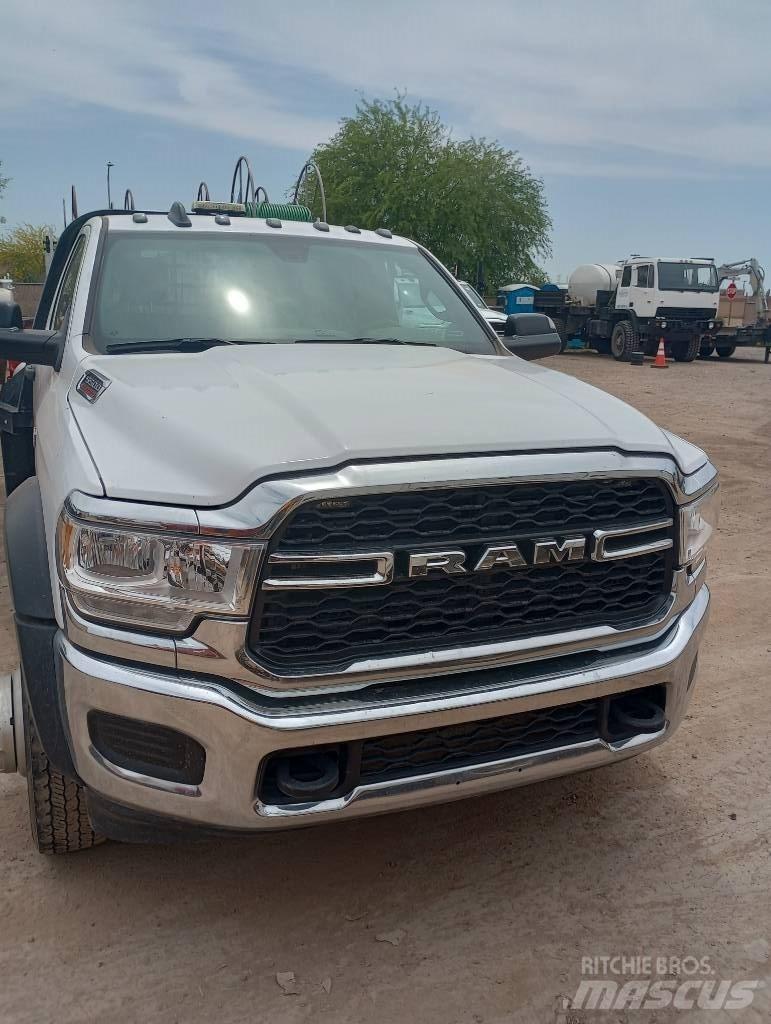 RAM 5500 Tovornjaki s kesonom/platojem