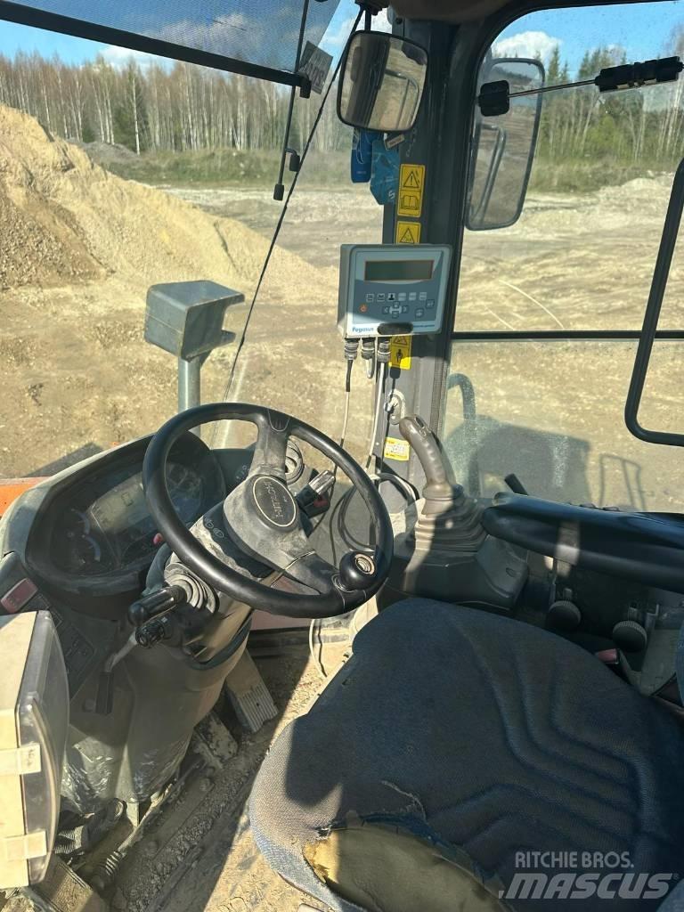 Hitachi ZW 250 Kolesni nakladalci