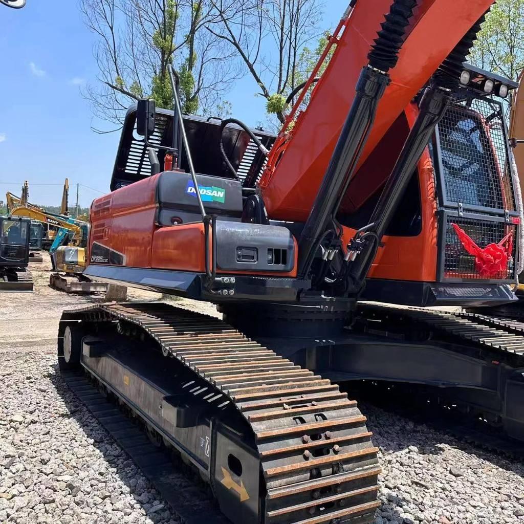 Doosan DX 225 LC Bagri goseničarji