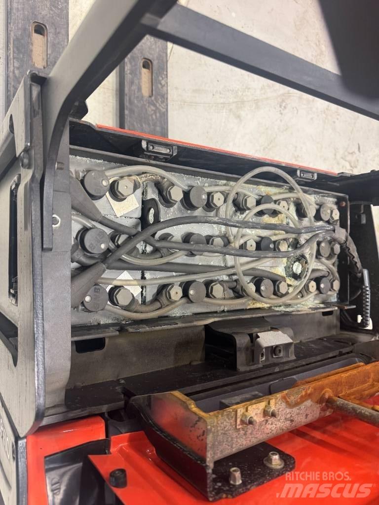 Toyota LPE 220 Električni nizko dvižni viličar s stojiščem