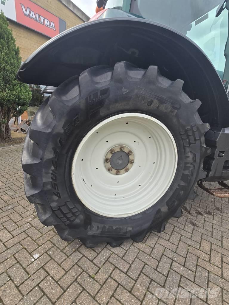 Valtra T 174 Traktorji