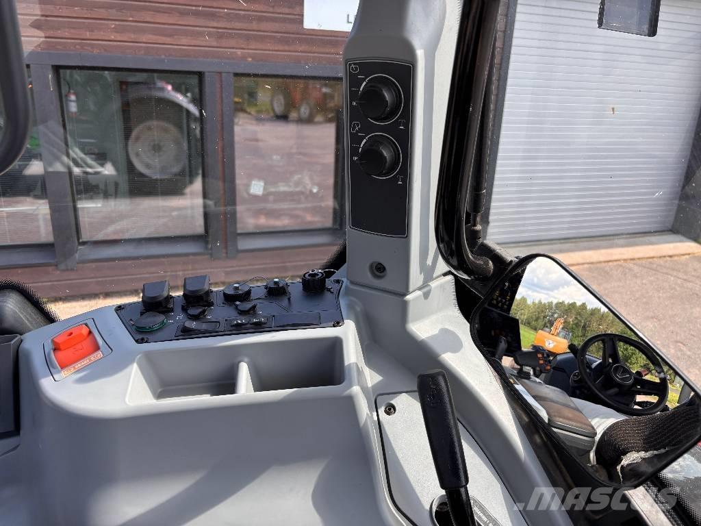Valtra T 215 Versu Traktorji