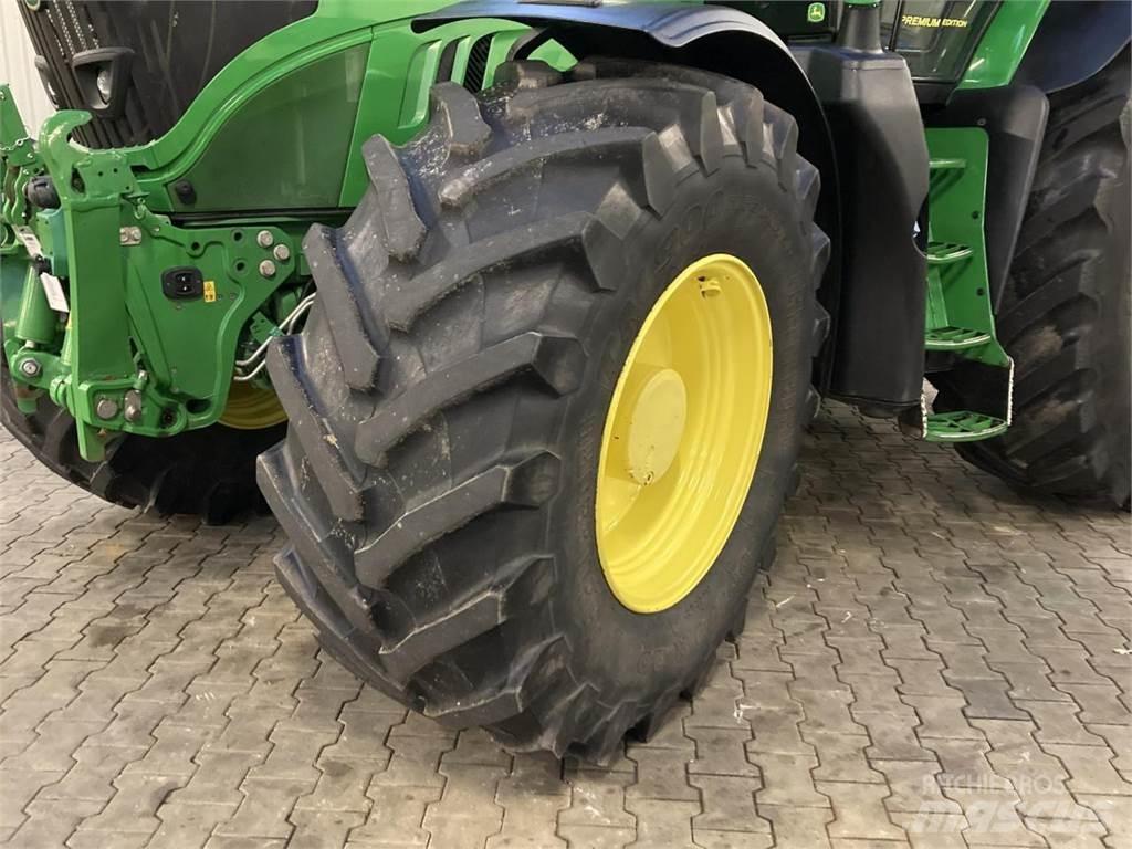 John Deere 6215R Traktorji