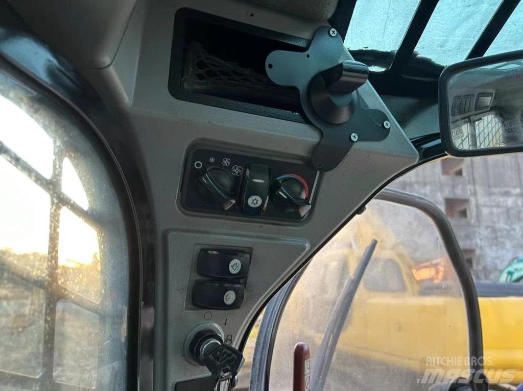 CAT 246 D Skid steer mini nakladalci