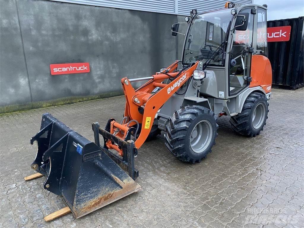 Weycor AR320 Cab Večnamenski nakladalci